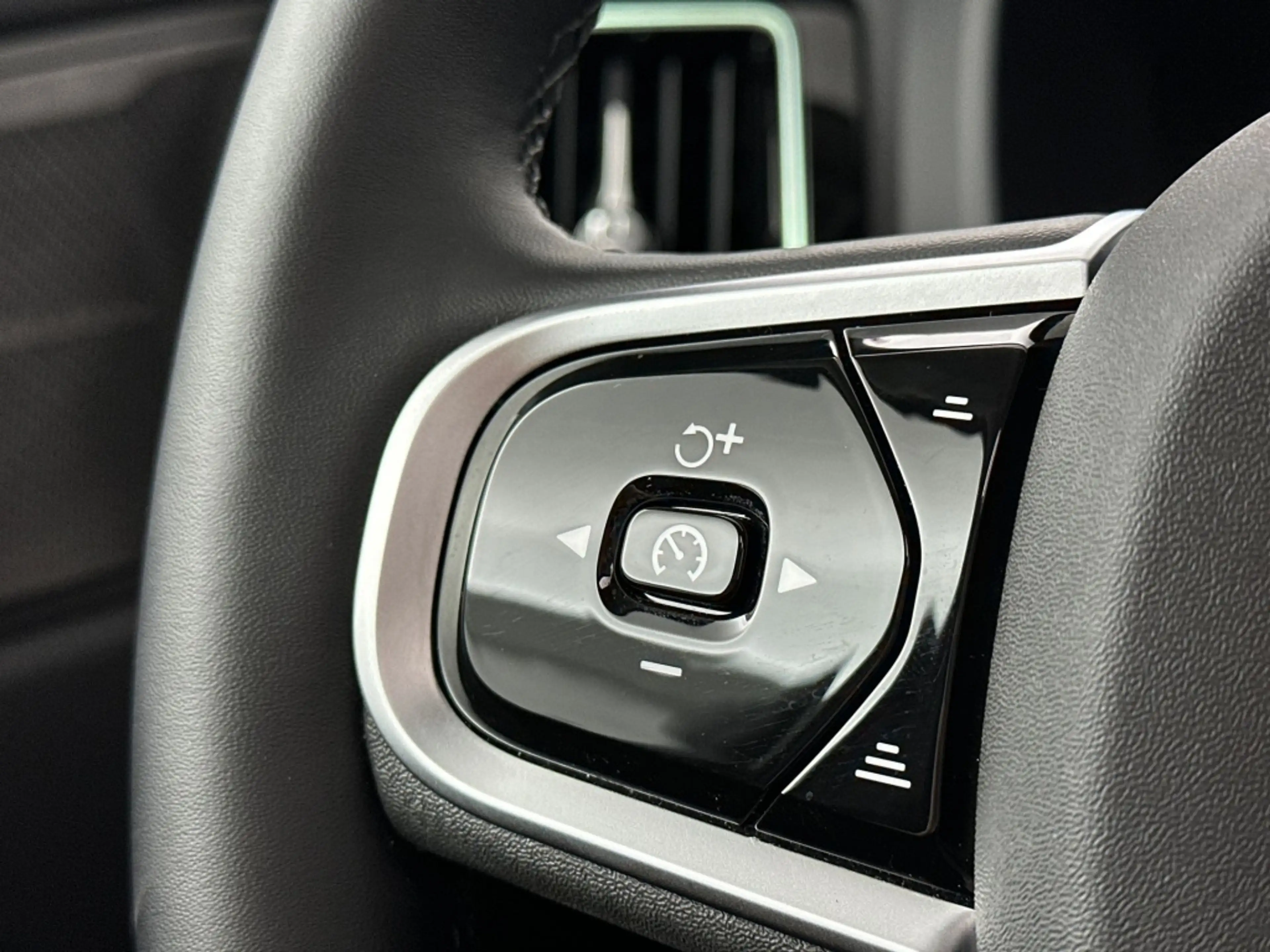 Volvo XC60 T6 398PK Recharge Ultra Dark| Pano| HUD| 360Camera — photo 22