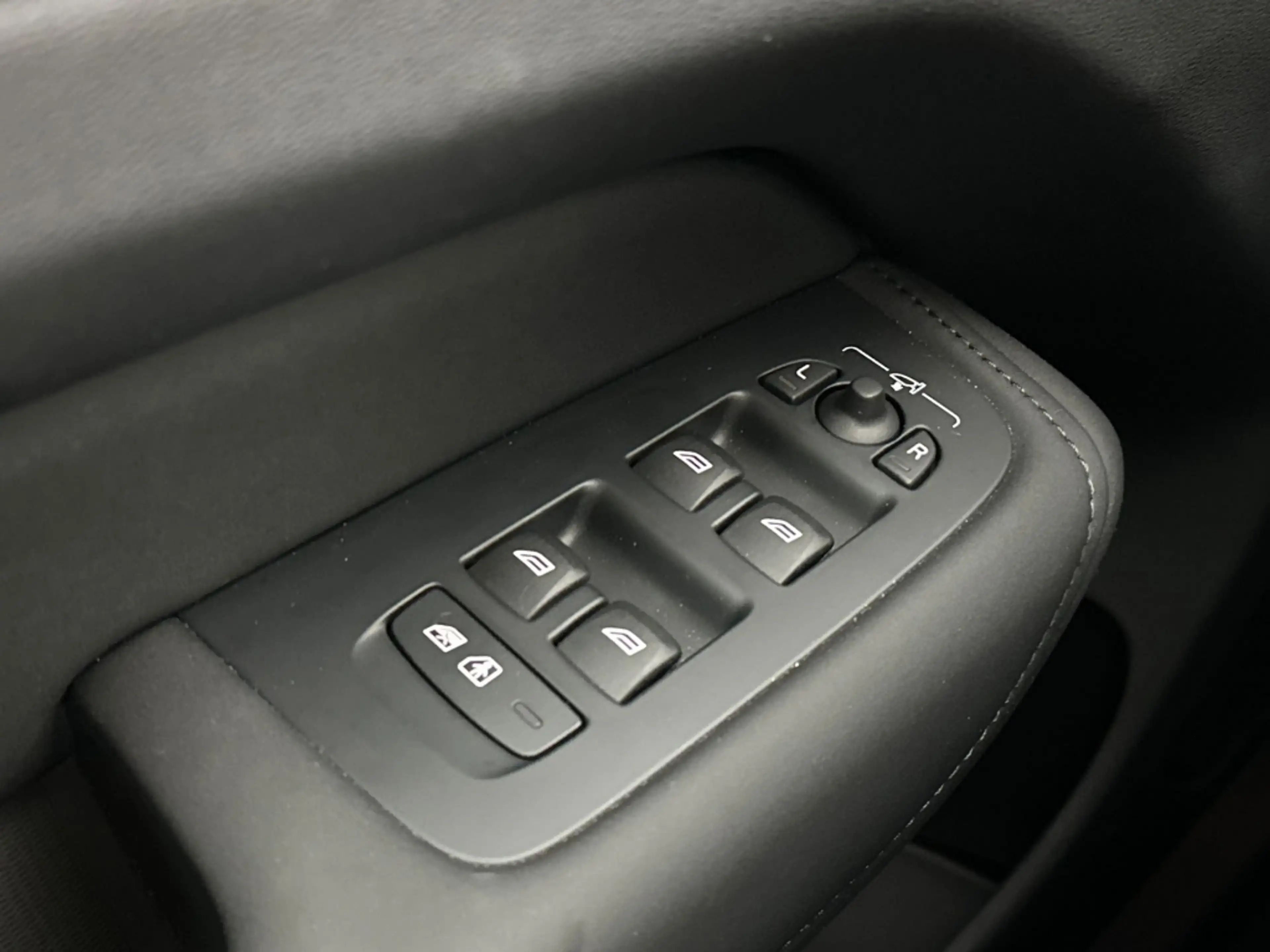 Volvo XC60 T6 398PK Recharge Ultra Dark| Pano| HUD| 360Camera — photo 13