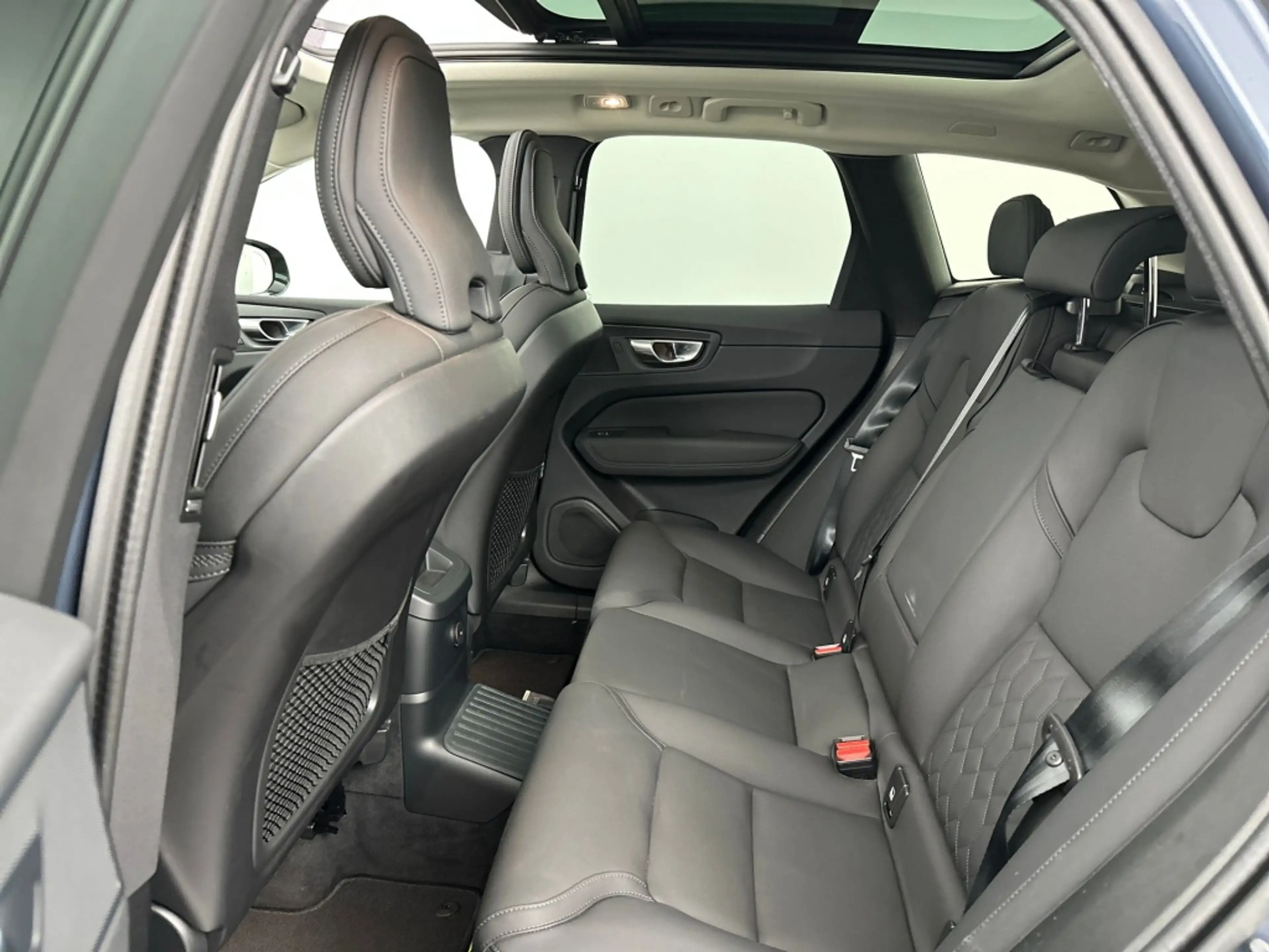 Volvo XC60 T6 398PK Recharge Ultra Dark| Pano| HUD| 360Camera — photo 19