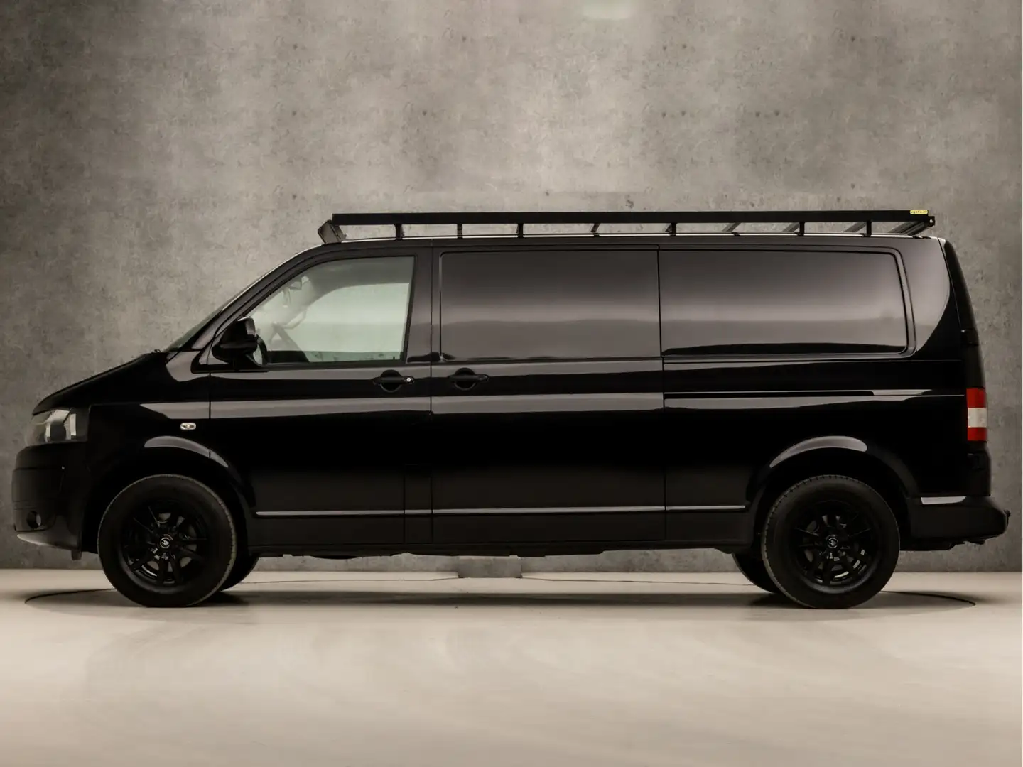 Volkswagen T5 Transporter 2.0 TDI L2H1 BM Sport (CAMERA, BTW, IMPERIAAL, TRE Zwart - 2