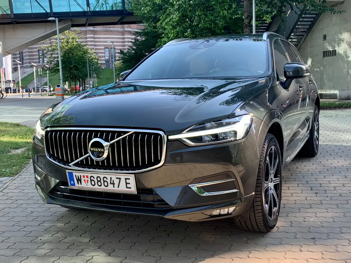 Volvo XC60 B4 Inscription AWD Vollausstattung Standheizung Grau - 2