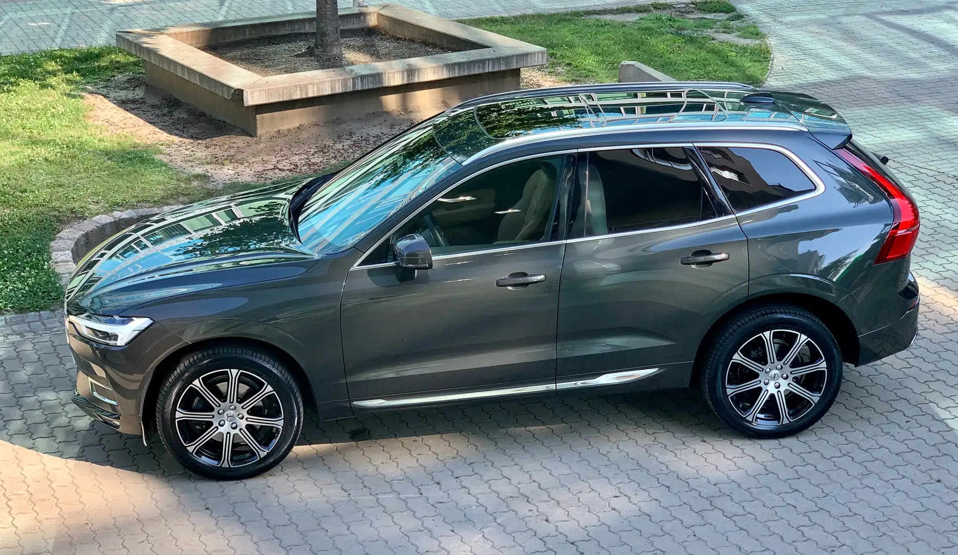 Volvo XC60 B4 Inscription AWD Vollausstattung Standheizung Grau - 1