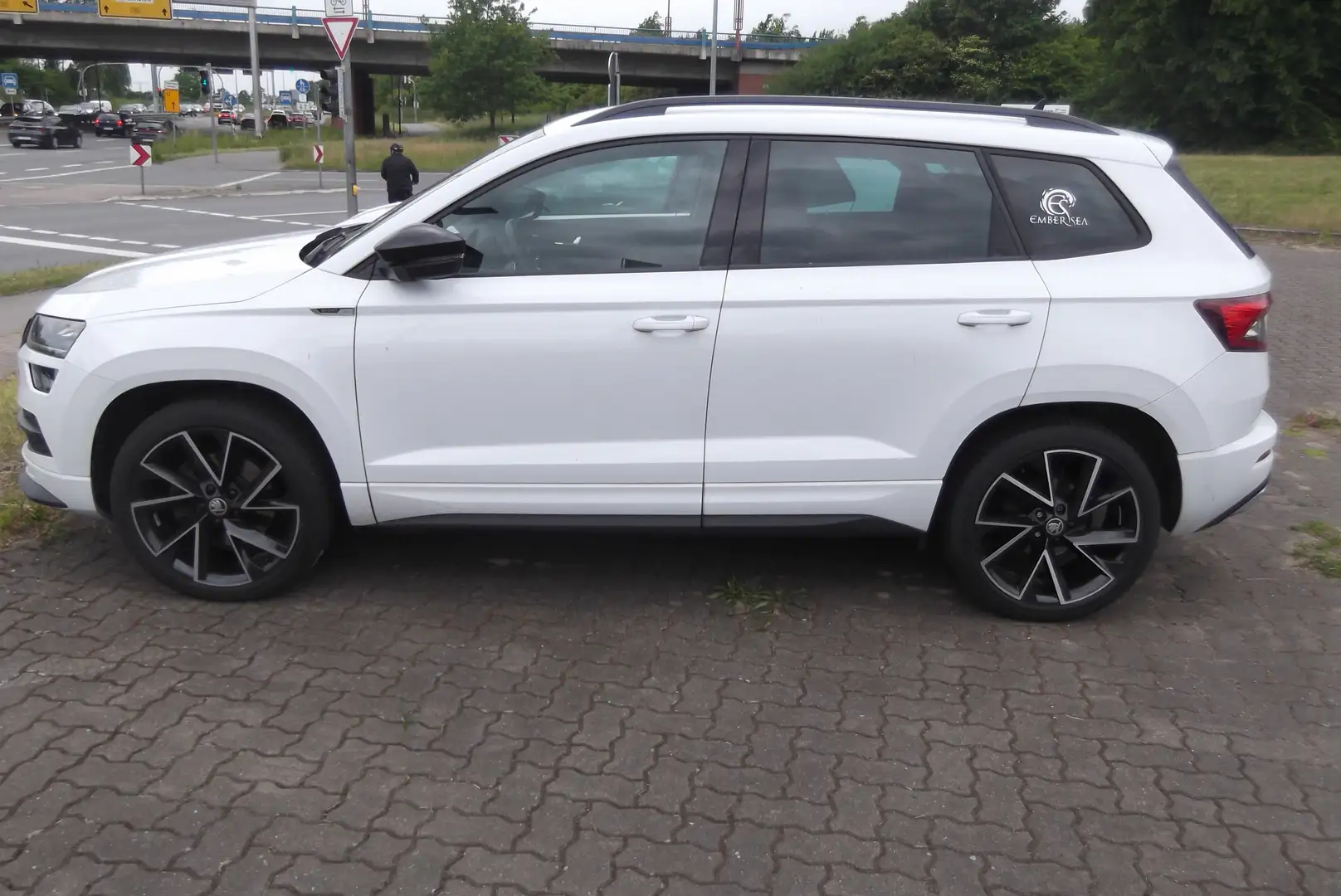 Skoda Karoq Sportline 4x4 2,0 TSI DSG 19Zoll Alu/Navi/AHK Weiß - 2