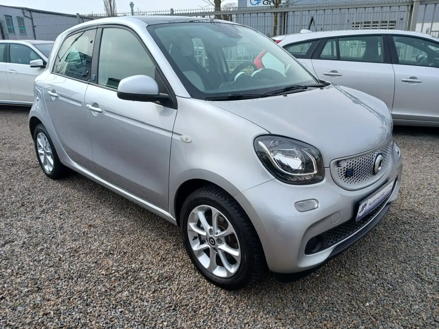 smart forFour electric drive EQ , Navi, Panorama 22kWh Silber - 2