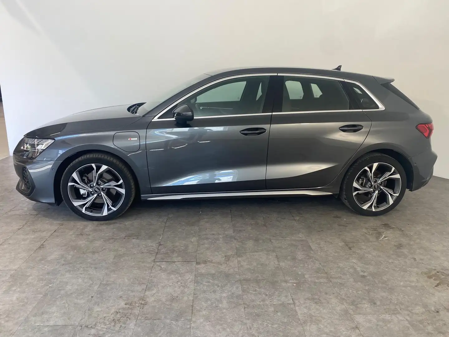 Audi A3 Sportback 40 1.5 TFSI e S line MATRIX*NAVI*RFK ... Grau - 2