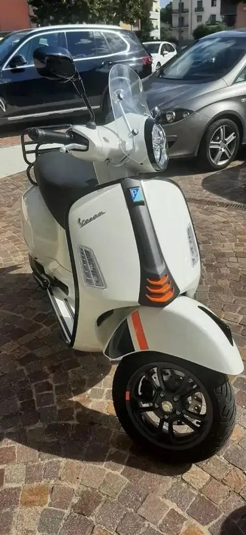 Vespa GTS Super Sport 300 Blanc - 1