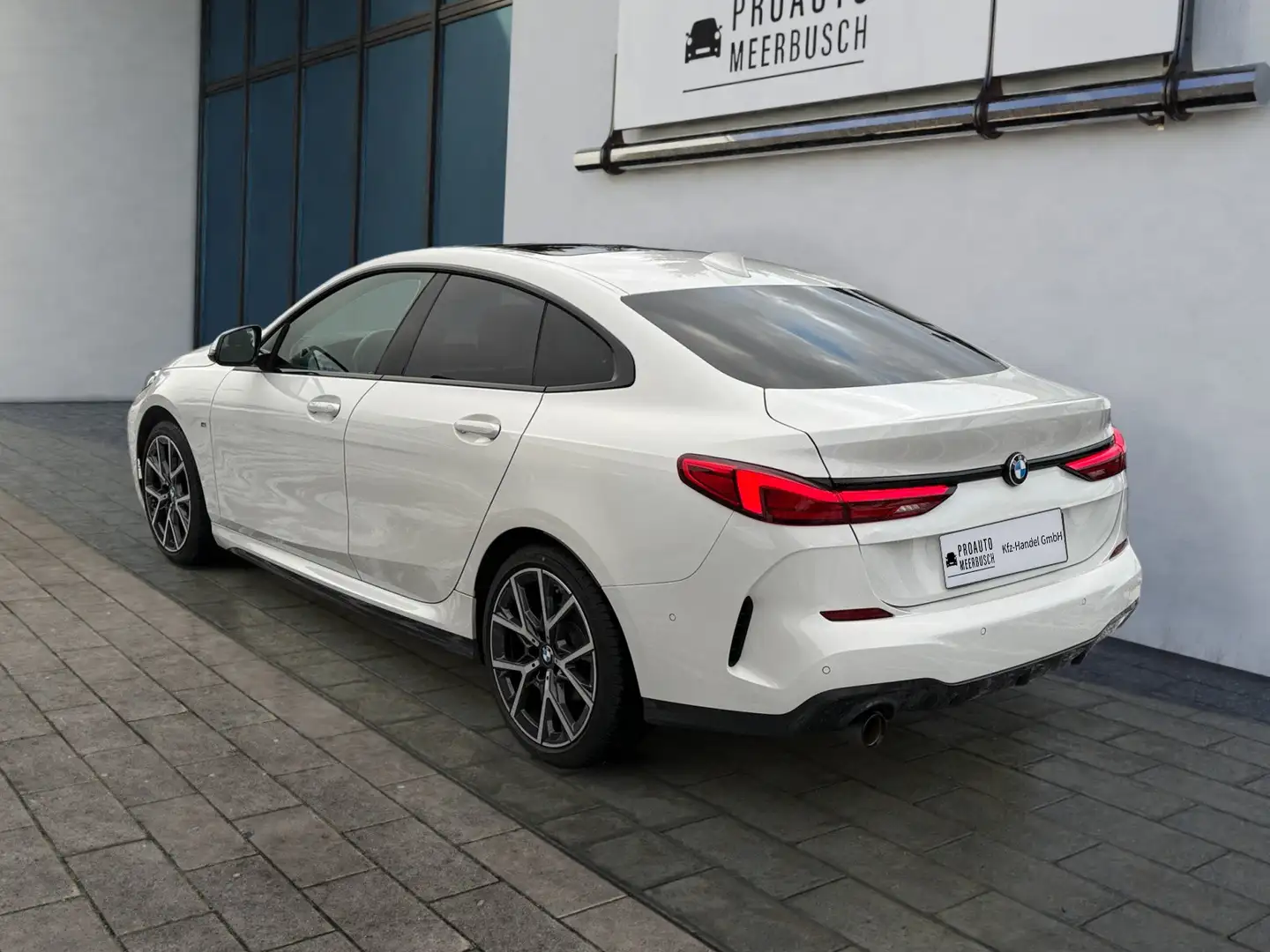 BMW 218 i Gran Coupe M Sport ACC/ADAPTLD/HUD/MMRY/PANO Weiß - 2