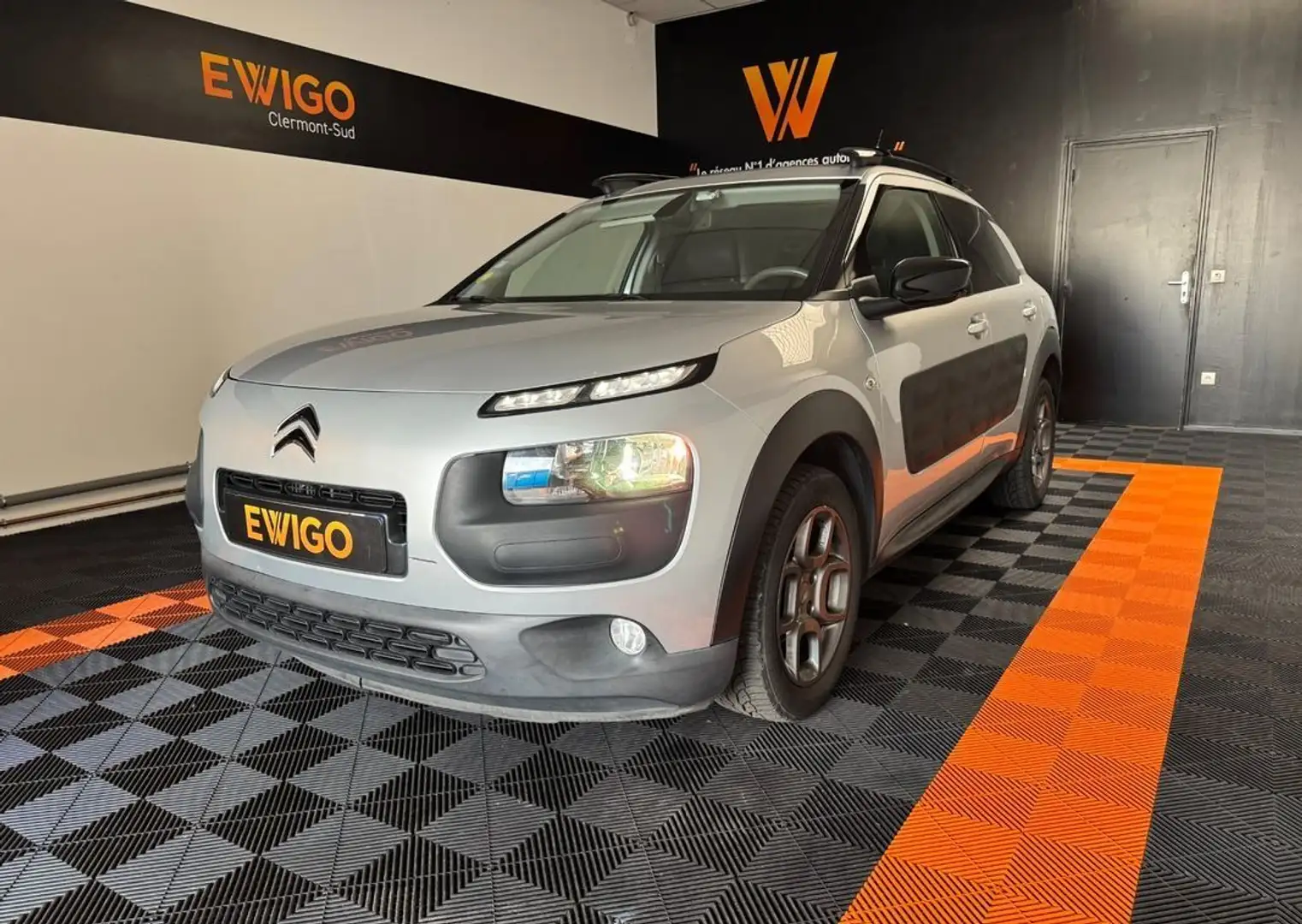 Citroen C4 Cactus 1.6 bluehdi 100 shine Gris - 1