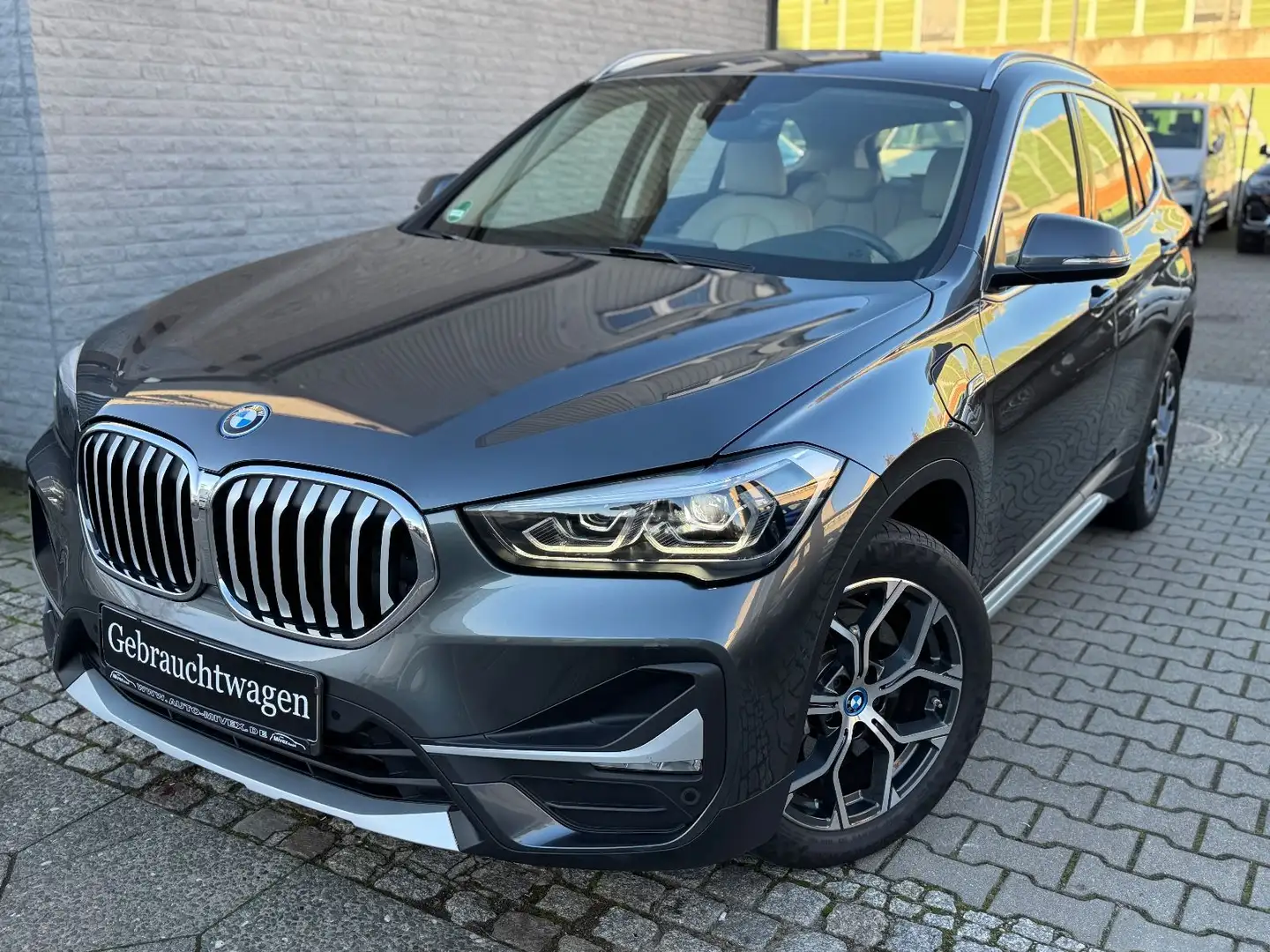 BMW X1 xDrive 25 e xLine 1. Hand 12.800 km Grau - 1