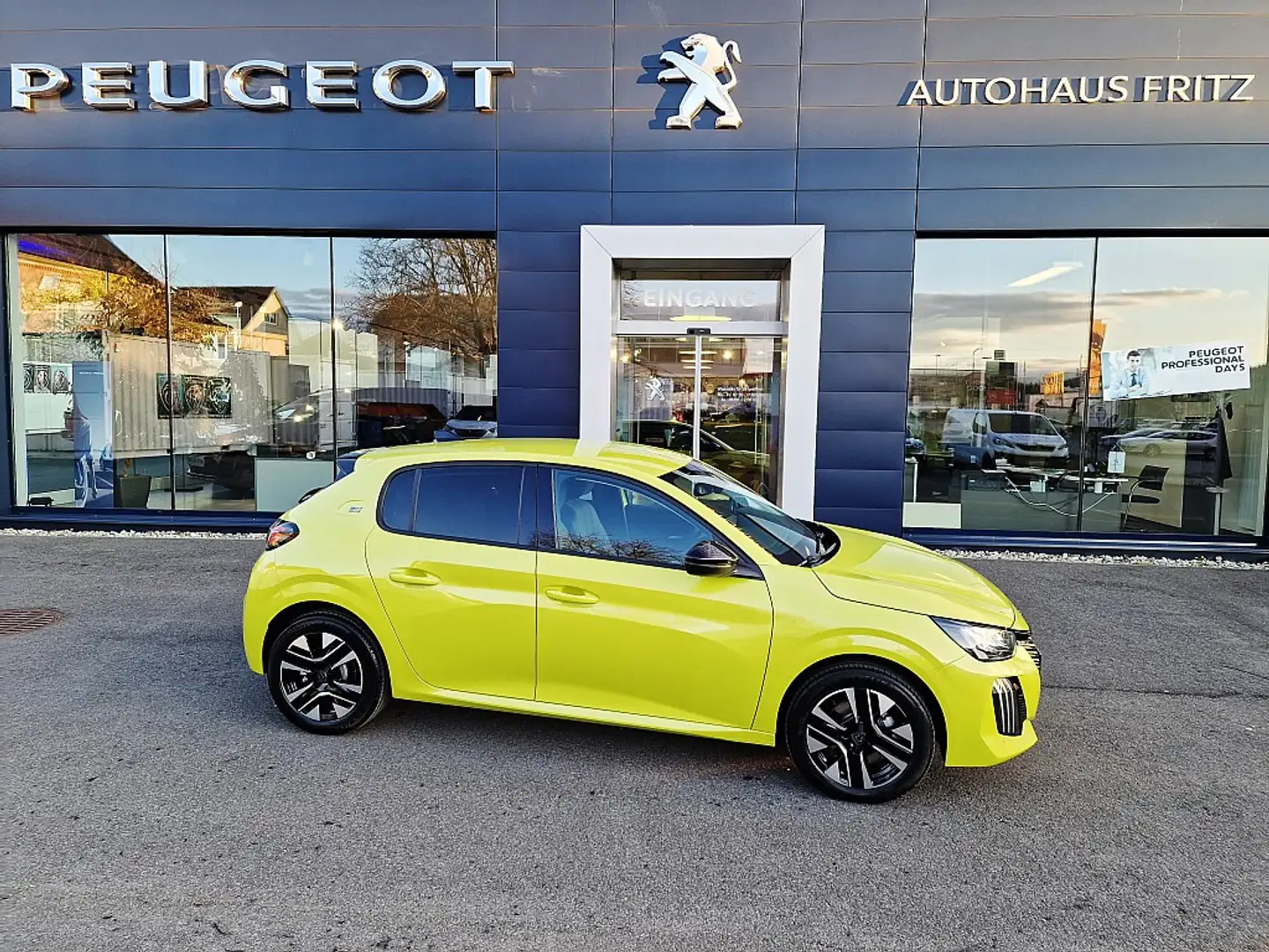 Peugeot 208 e-208 156PS 51kWh Allure inkl. "Aluwinterräder" Gelb - 2