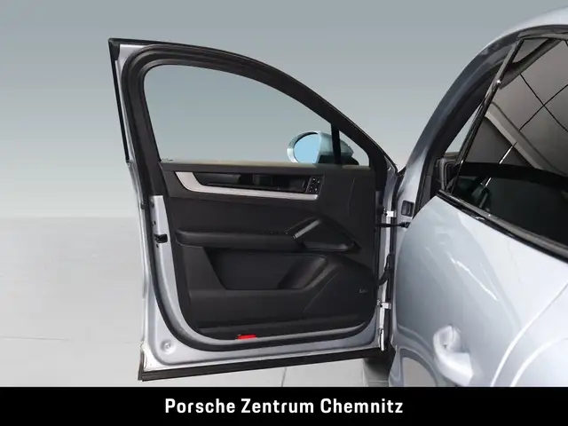 Porsche Cayenne view 10