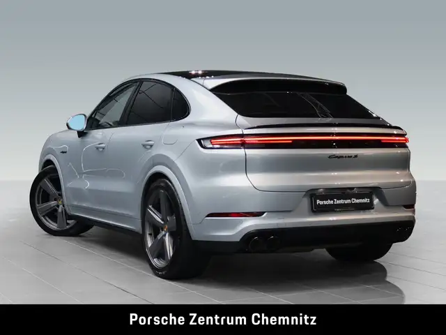 Porsche Cayenne view 3