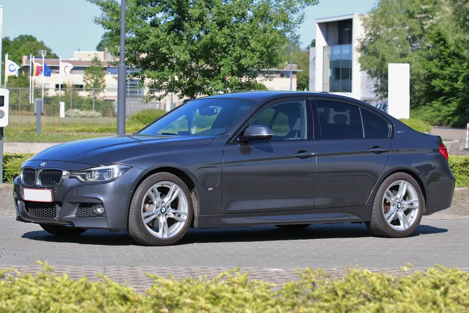 BMW 330 330e iPerformance M Sport Grijs - 1