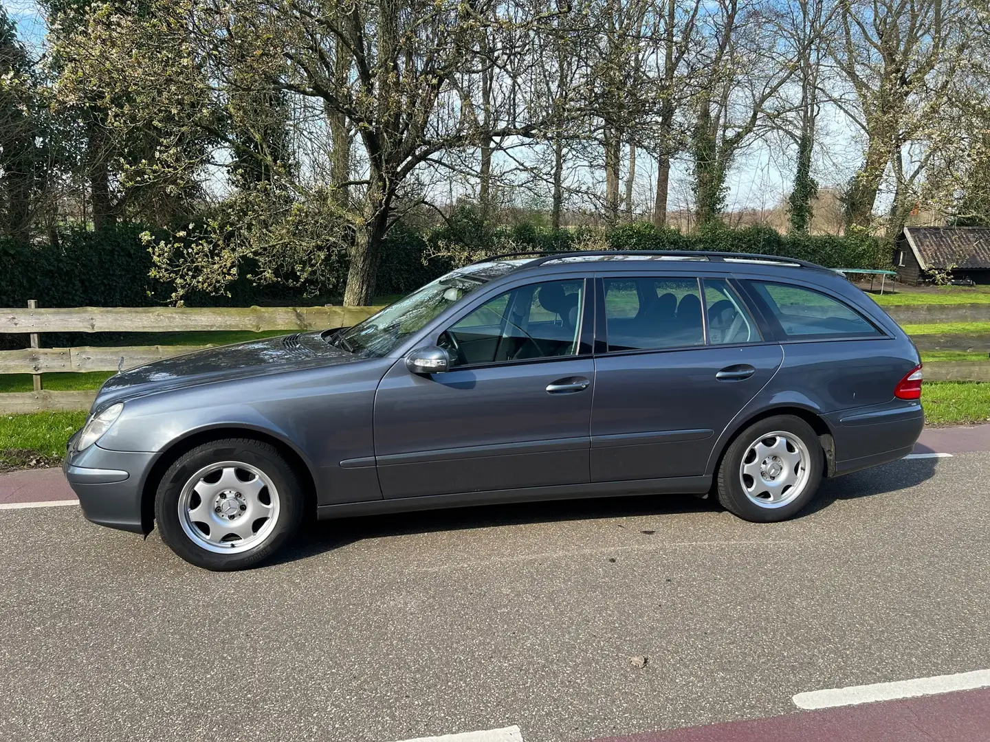 Mercedes-Benz E 200 Combi K. Avantgarde Youngtimer Grijs - 2