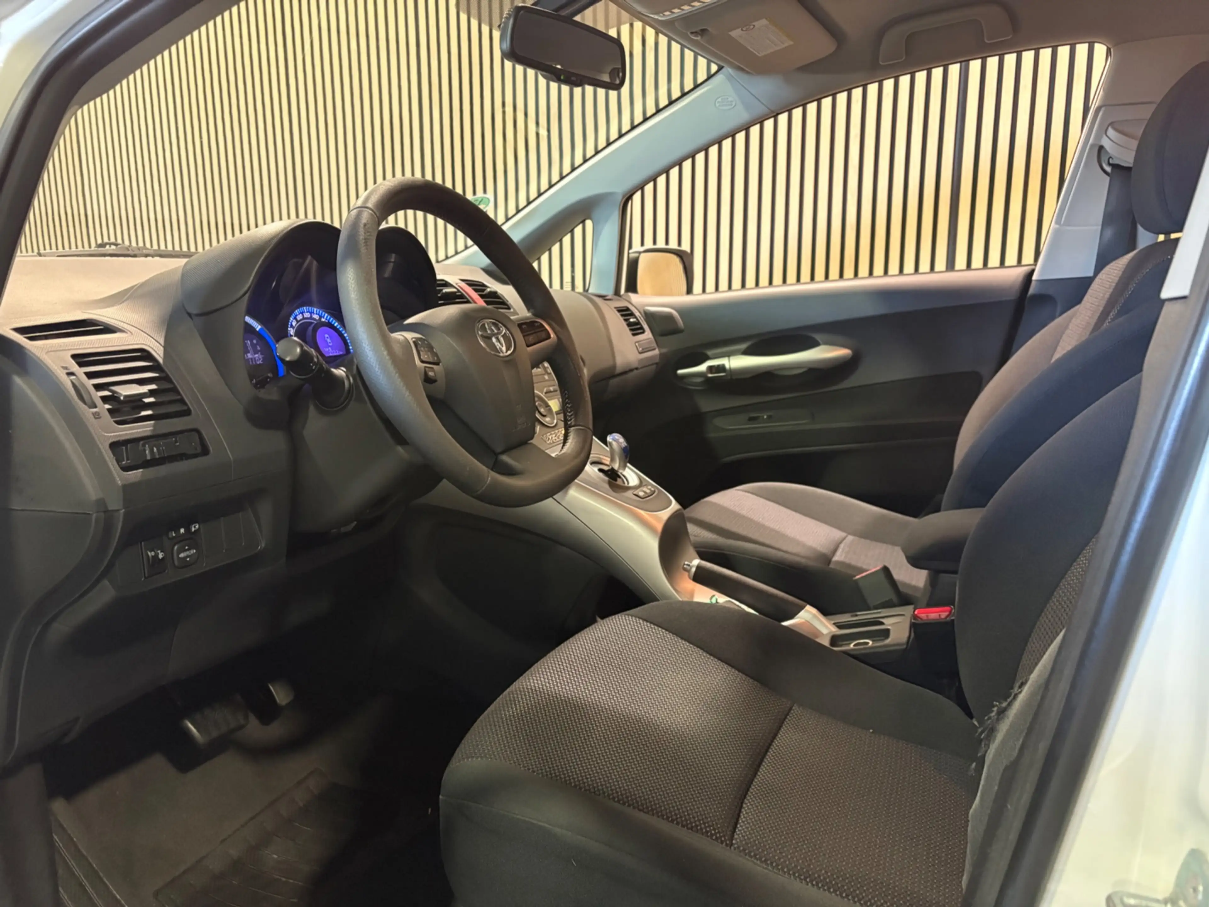 Toyota Auris 1.8 Full Hybrid Dynamic — photo 13