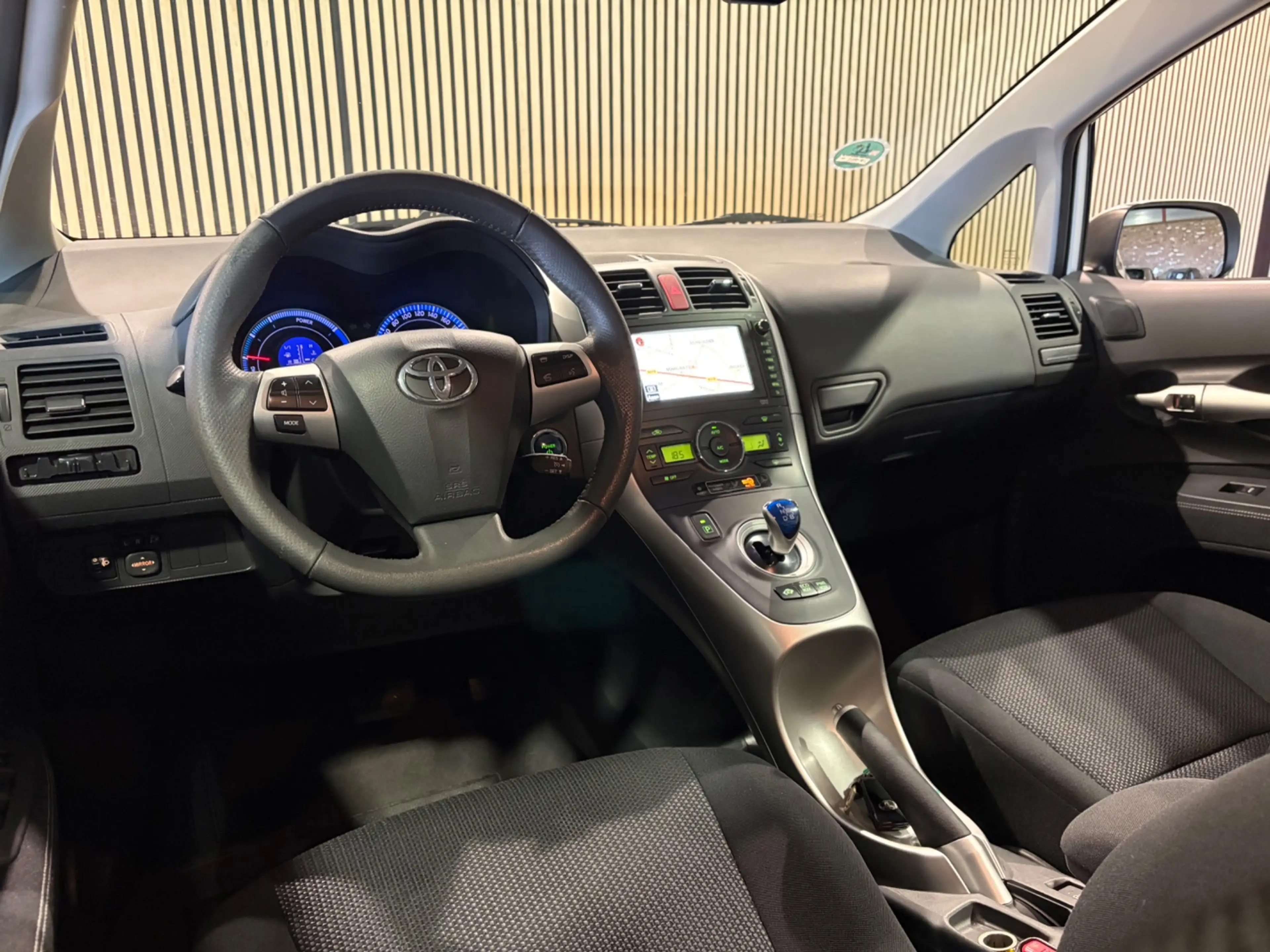 Toyota Auris 1.8 Full Hybrid Dynamic — photo 3