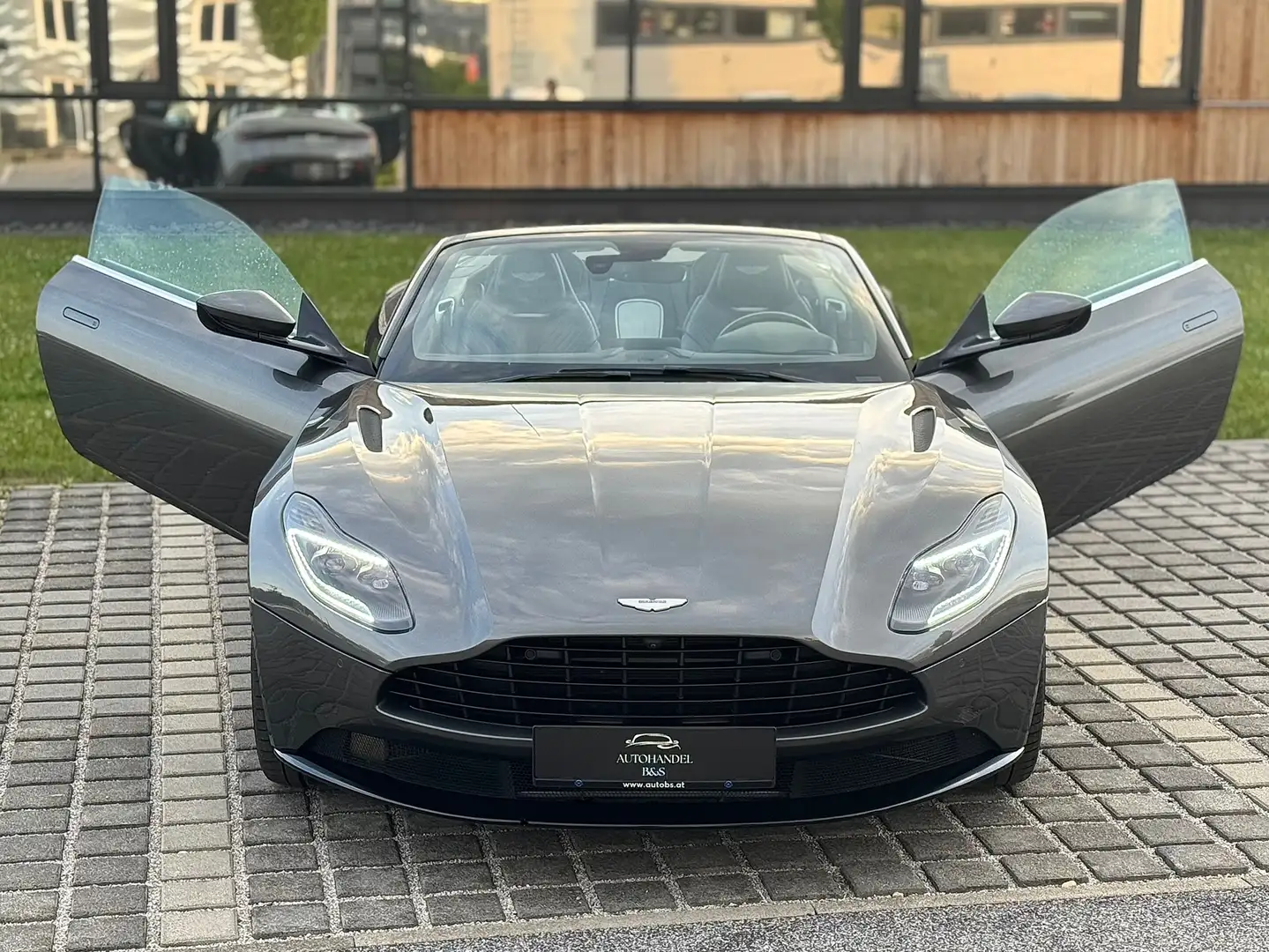 Aston Martin DB11 Volante V8 *NUR 20.000KM, WIE NEU* Šedá - 2