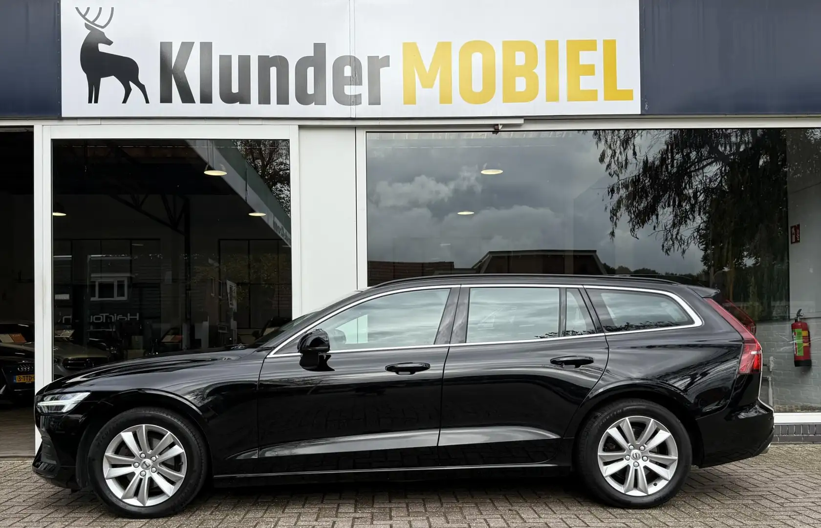 Volvo V60 2.0 B4 Momentum Bus. |Carplay|Adapt.Cruise|Trekhaa Noir - 2