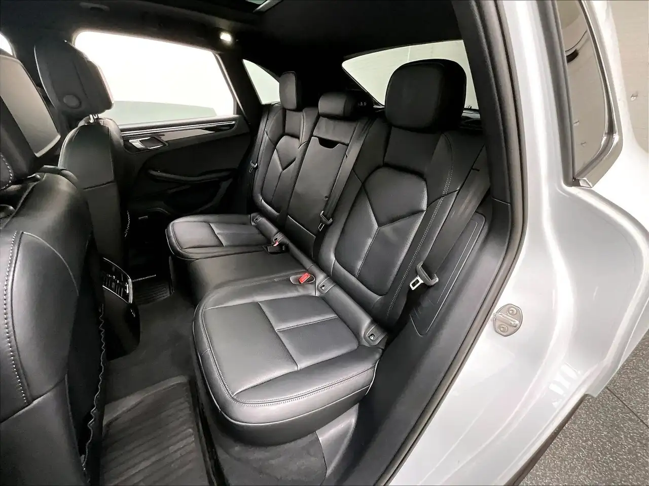 Porsche Macan photo Porsche Macan