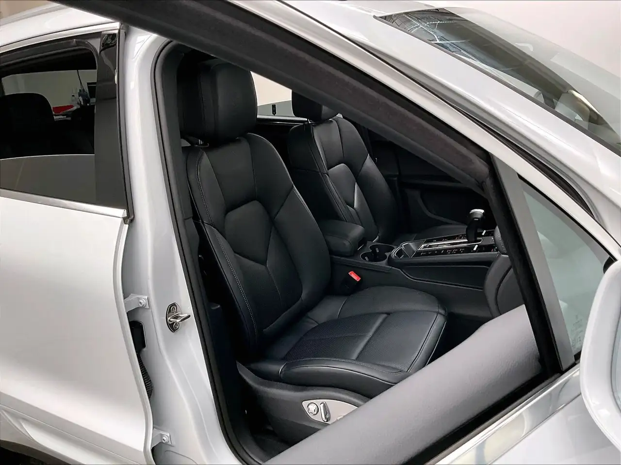 Porsche Macan photo Porsche Macan