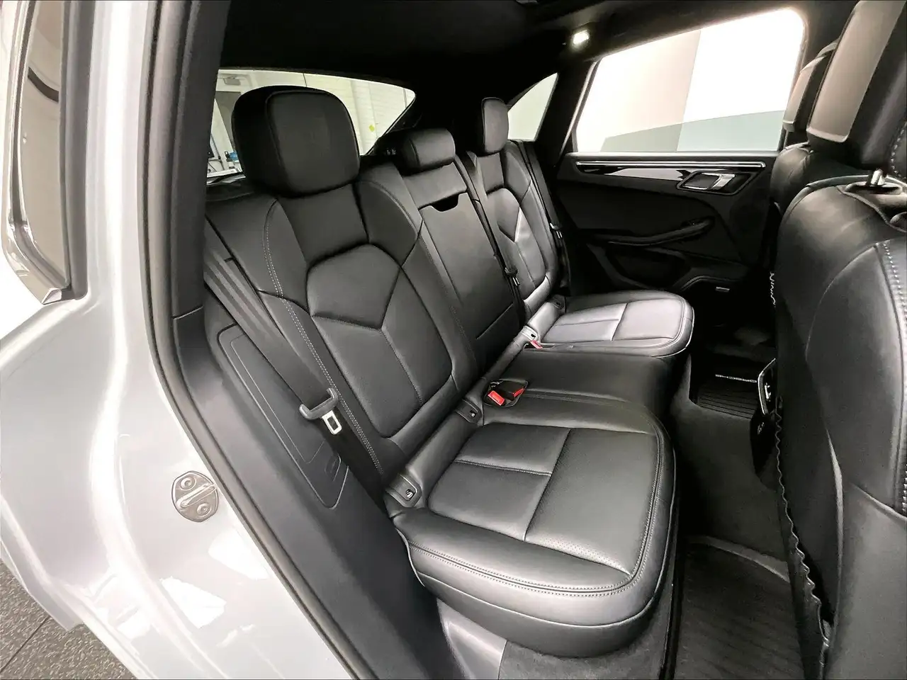 Porsche Macan photo Porsche Macan