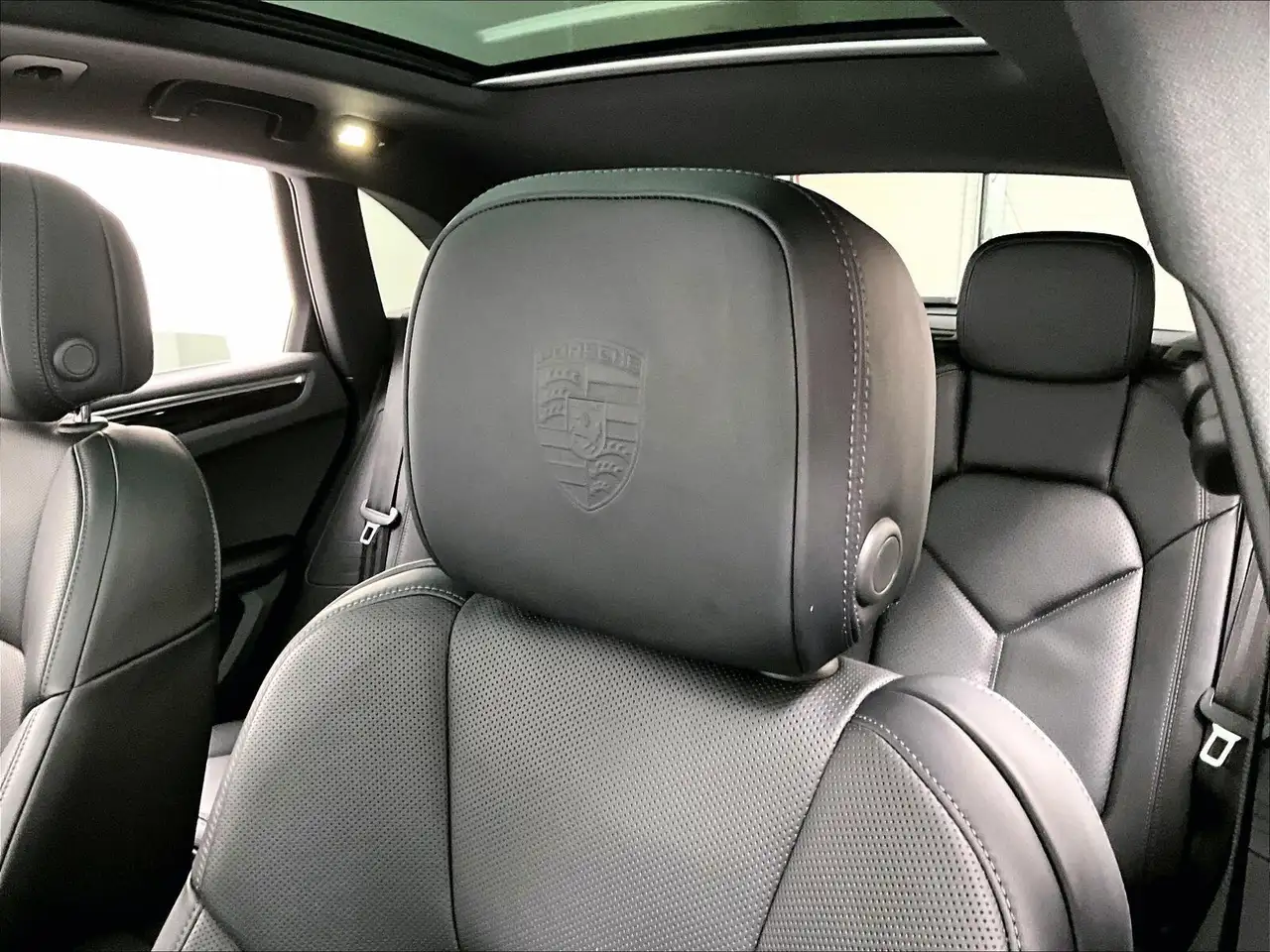 Porsche Macan photo Porsche Macan