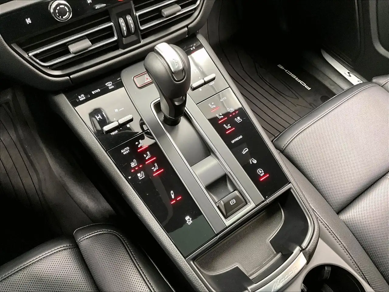 Porsche Macan photo Porsche Macan