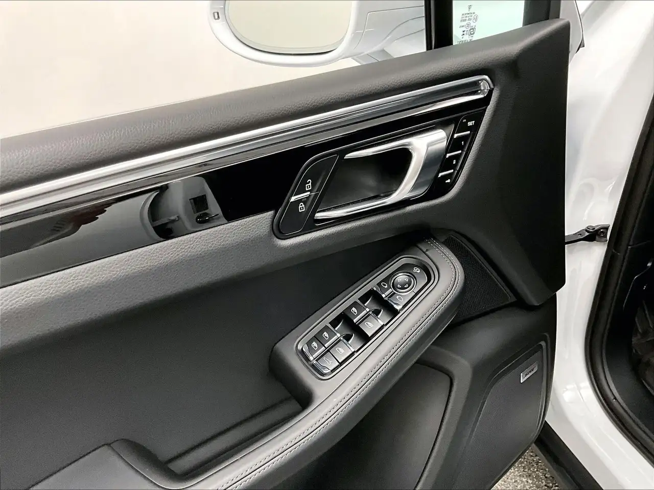 Porsche Macan photo Porsche Macan