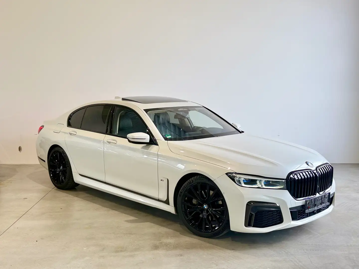 BMW 730 730d,HECK,CARBON,LUFT,ACC,SCHIEBED,SZH,SZB,MASSAGE Weiß - 1