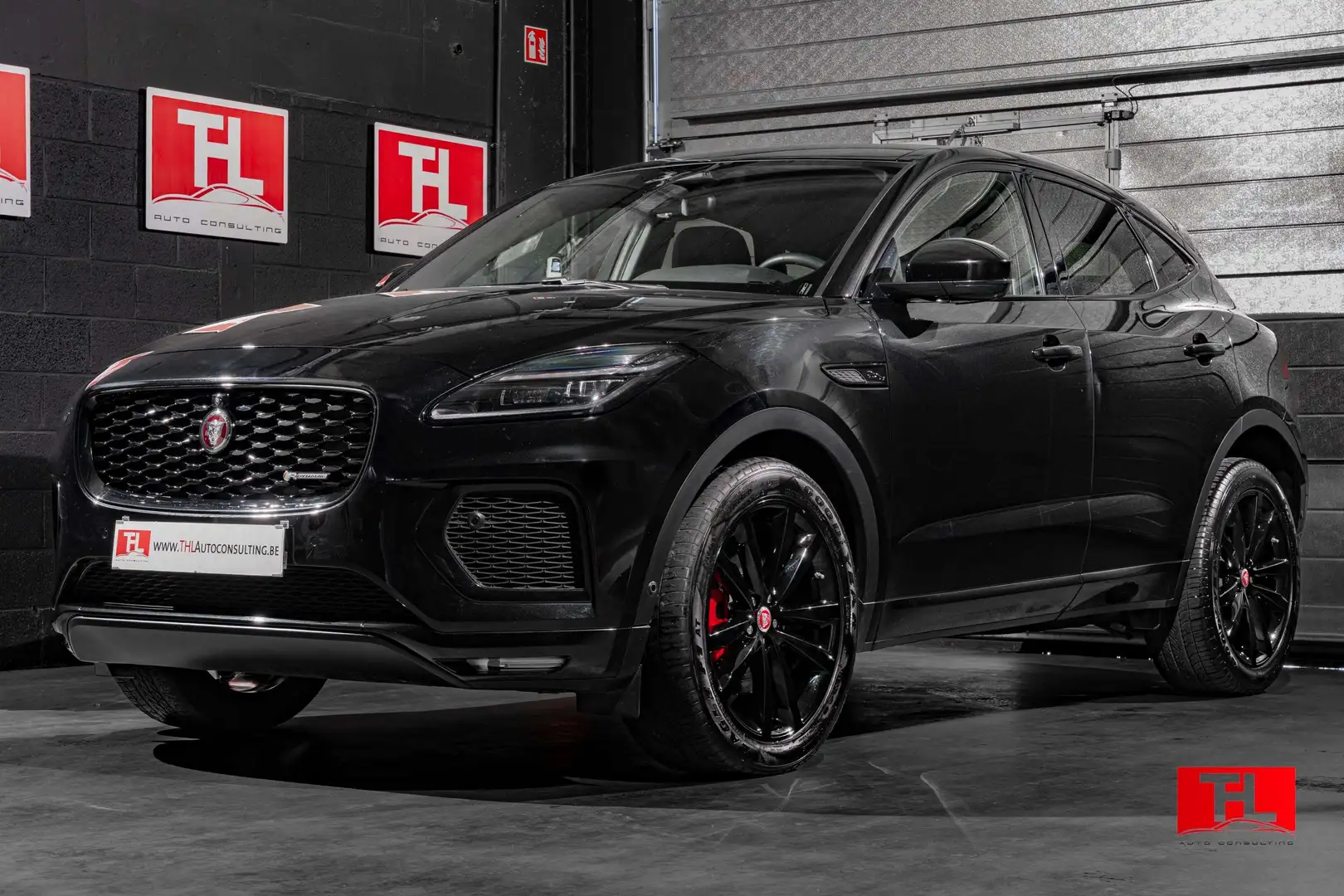 Jaguar E-Pace P160 R-Dynamic S face-Lift Model Zwart - 1