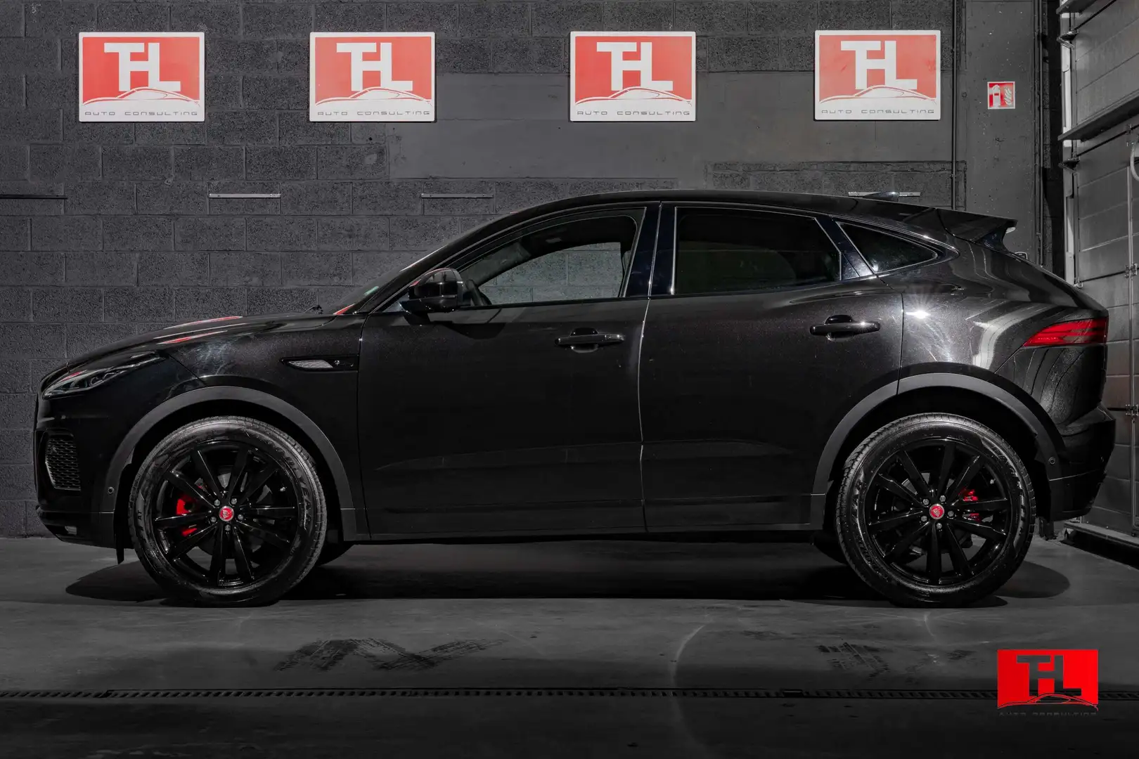 Jaguar E-Pace P160 R-Dynamic S face-Lift Model Zwart - 2