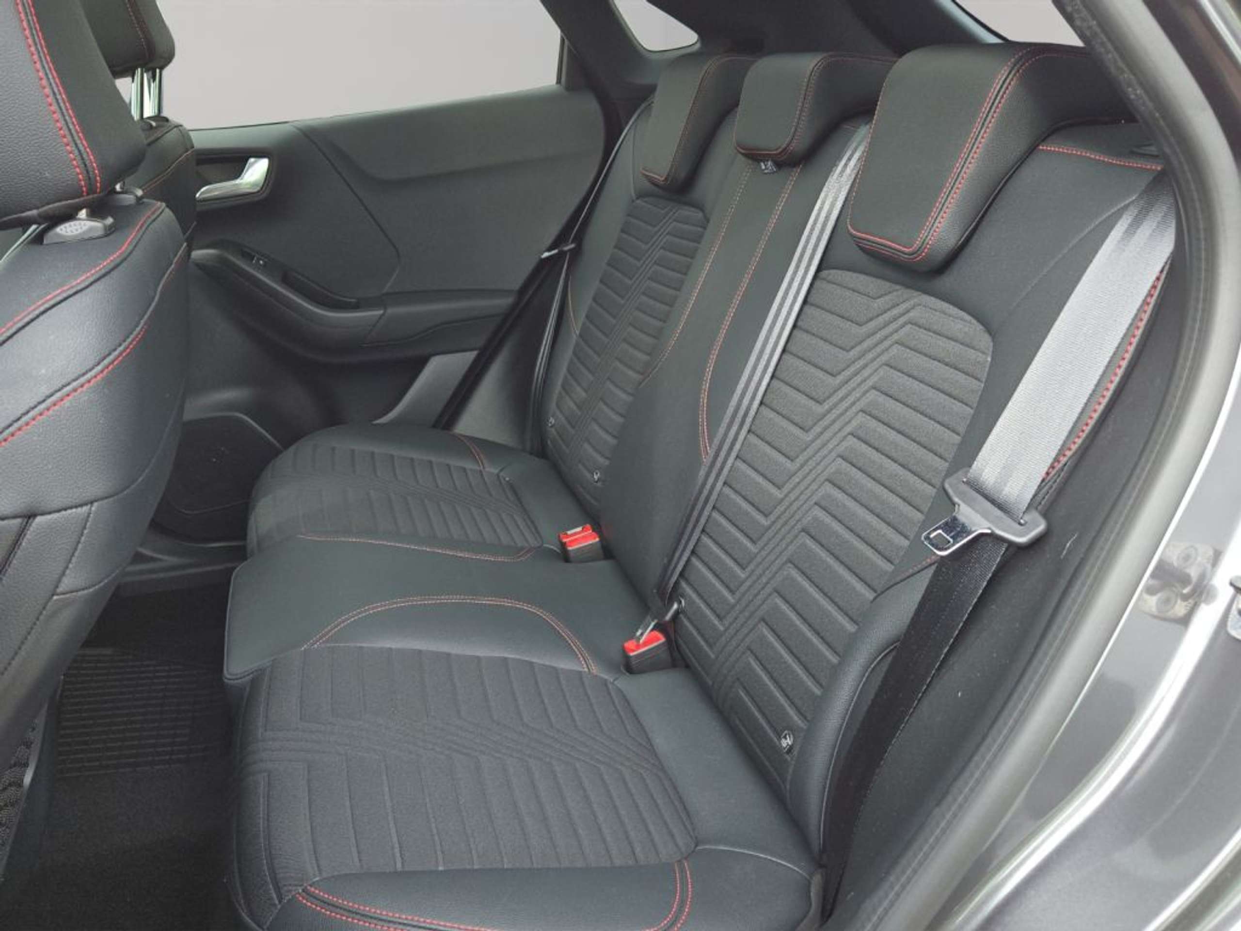 Fahrzeugabbildung Ford Puma ST-LINE X 1.0 Ltr. 125 PS Aut. *B&O*PANO* - mit KI generiert/bearbeitet