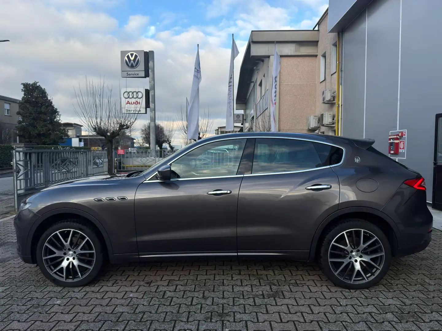 Maserati Levante GRANSPORT (275 cv) ZF 8 *TETTO PANO-APRIBILE* Gris - 2