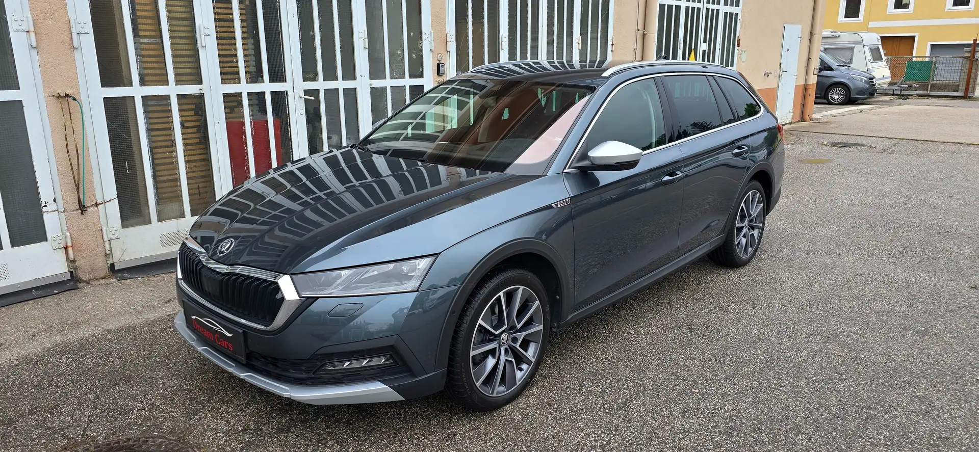 Skoda Octavia Scout 2.0TDI 4x4 AHK*HUD*NAVI*KAMERA*LED*Kessy-Go* Grau - 1