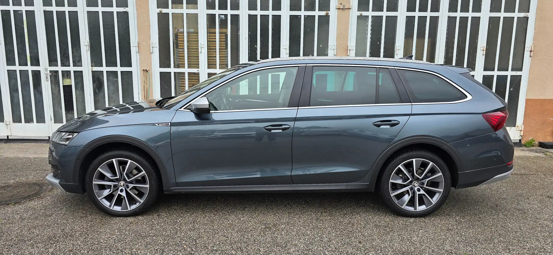 Skoda Octavia Scout 2.0TDI 4x4 AHK*HUD*NAVI*KAMERA*LED*Kessy-Go* Grau - 2