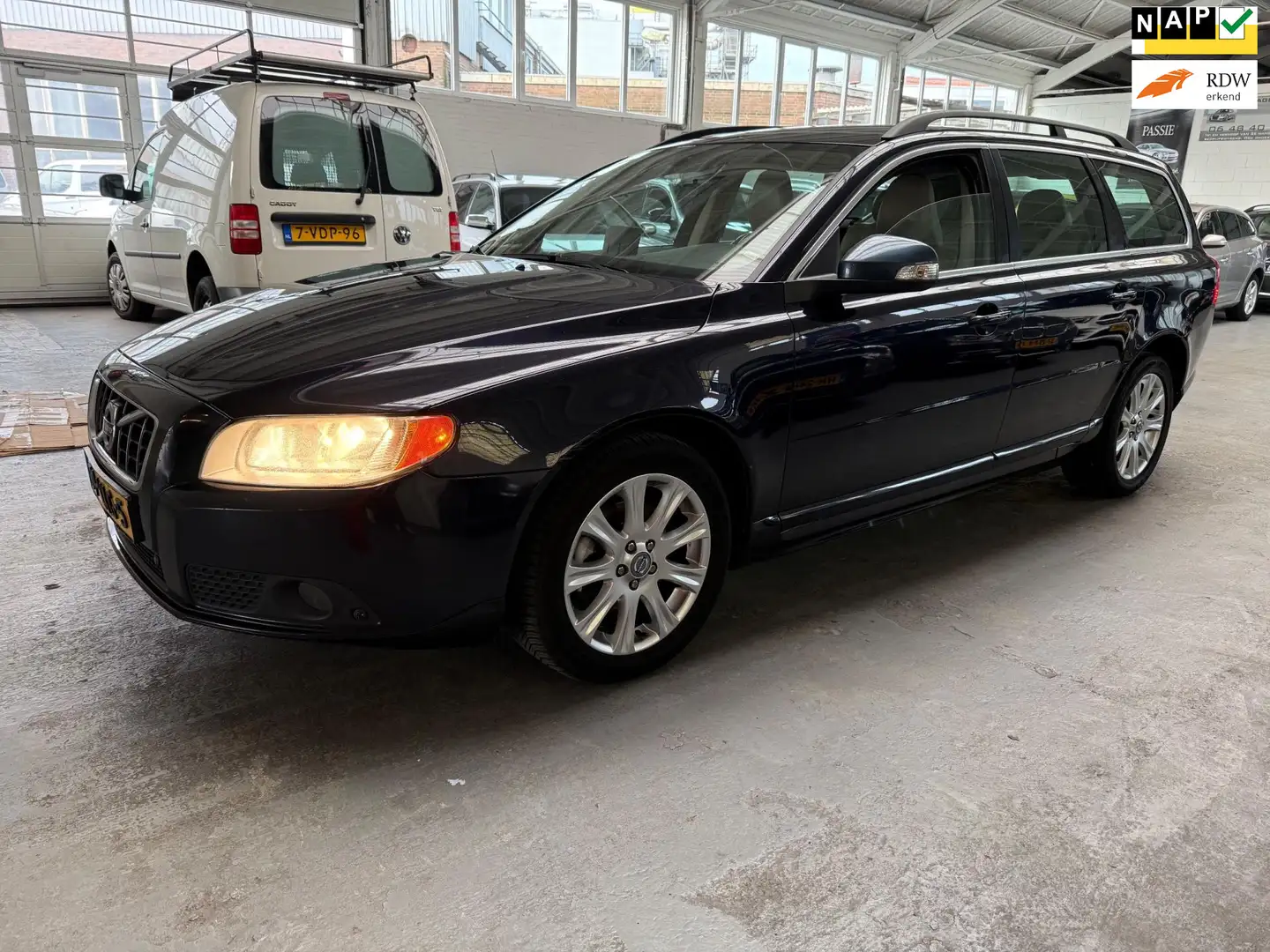 Volvo V70 2.0D Limited Edition Blauw - 1