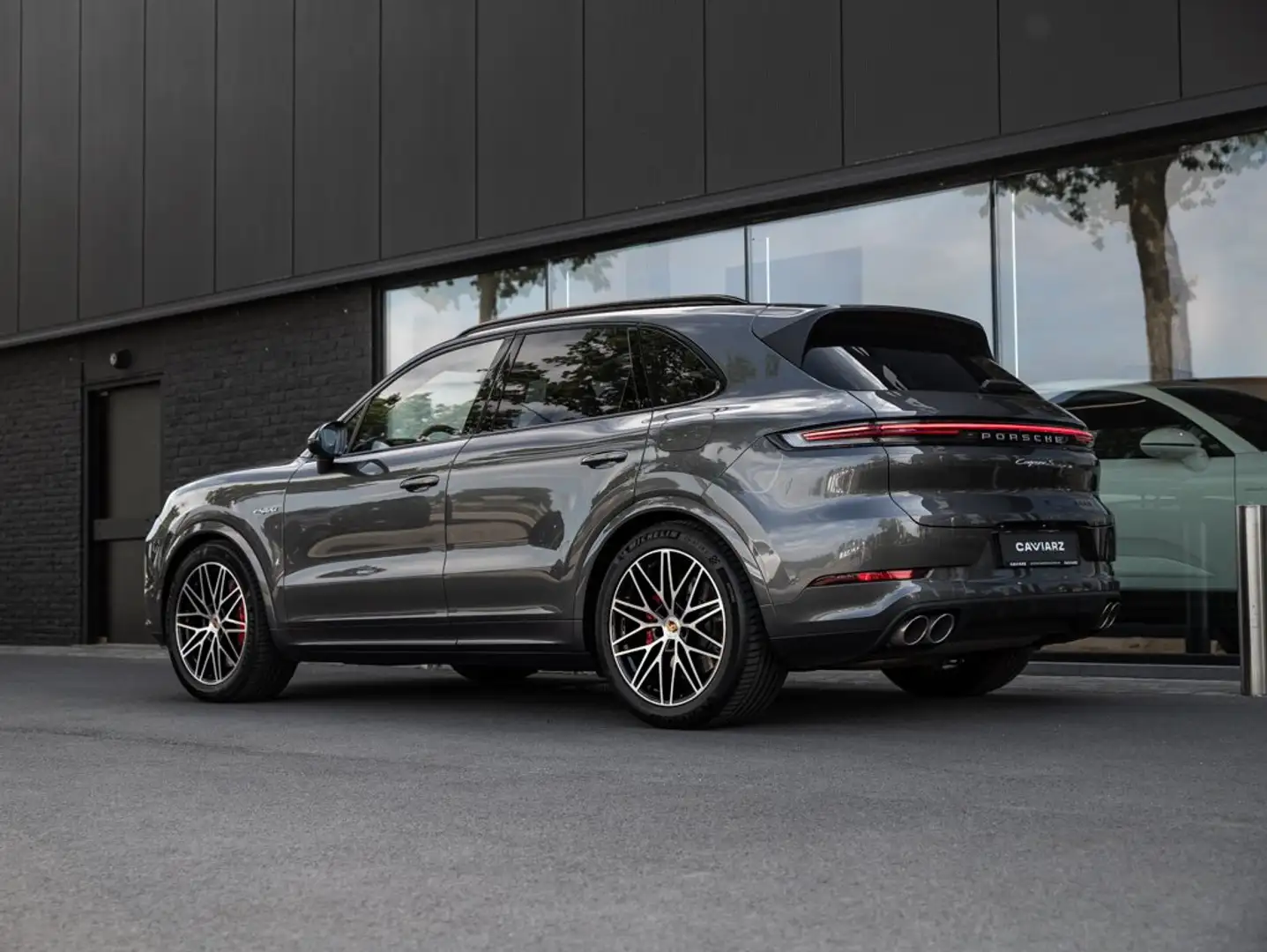 Porsche Cayenne S E-HYB/SPORTDES/HD-MATRIX/HUD/INNO/PANO/18W/BOSE Grijs - 2