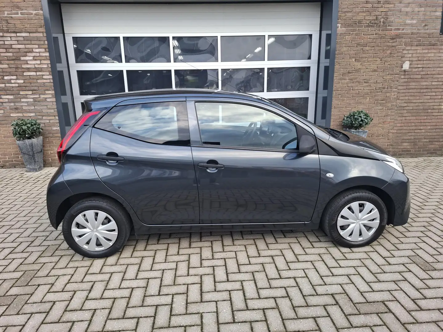 Toyota Aygo 1.0 VVT-i x-fun Gris - 2