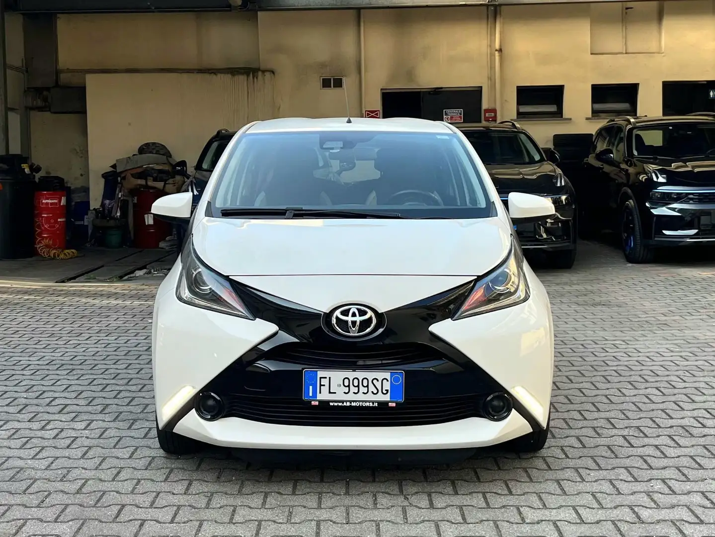 Toyota Aygo 1.0 VVT-i 69 CV 5 porte x-play Wit - 2