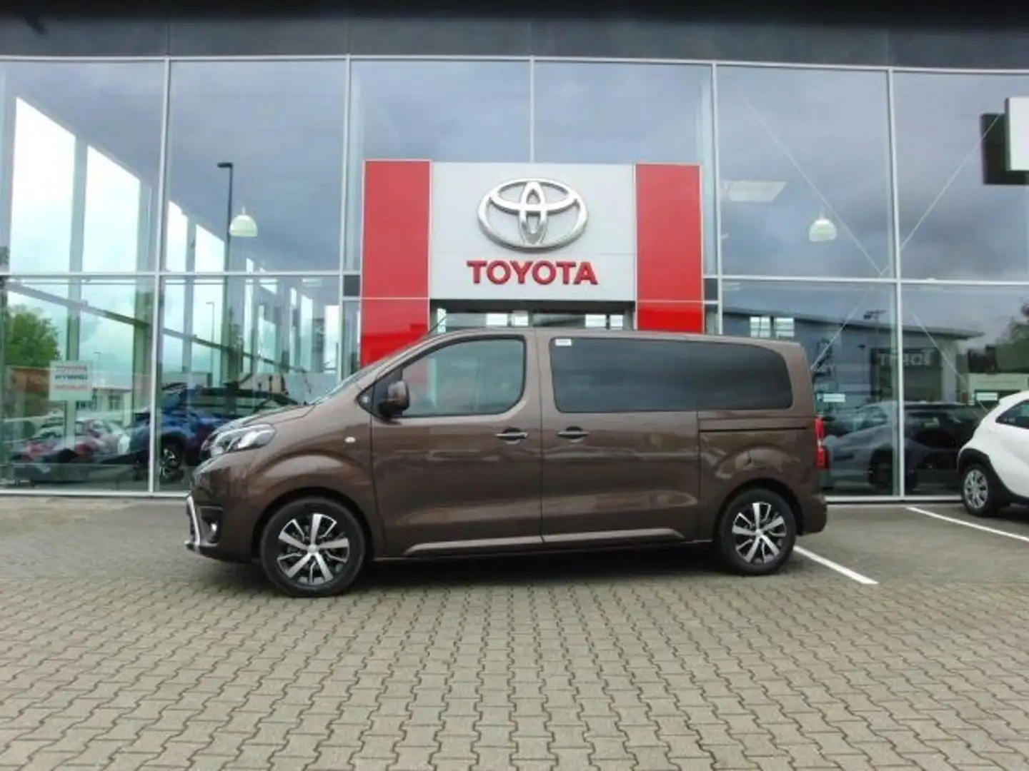 Toyota Proace Verso L1 Team D Brown - 1