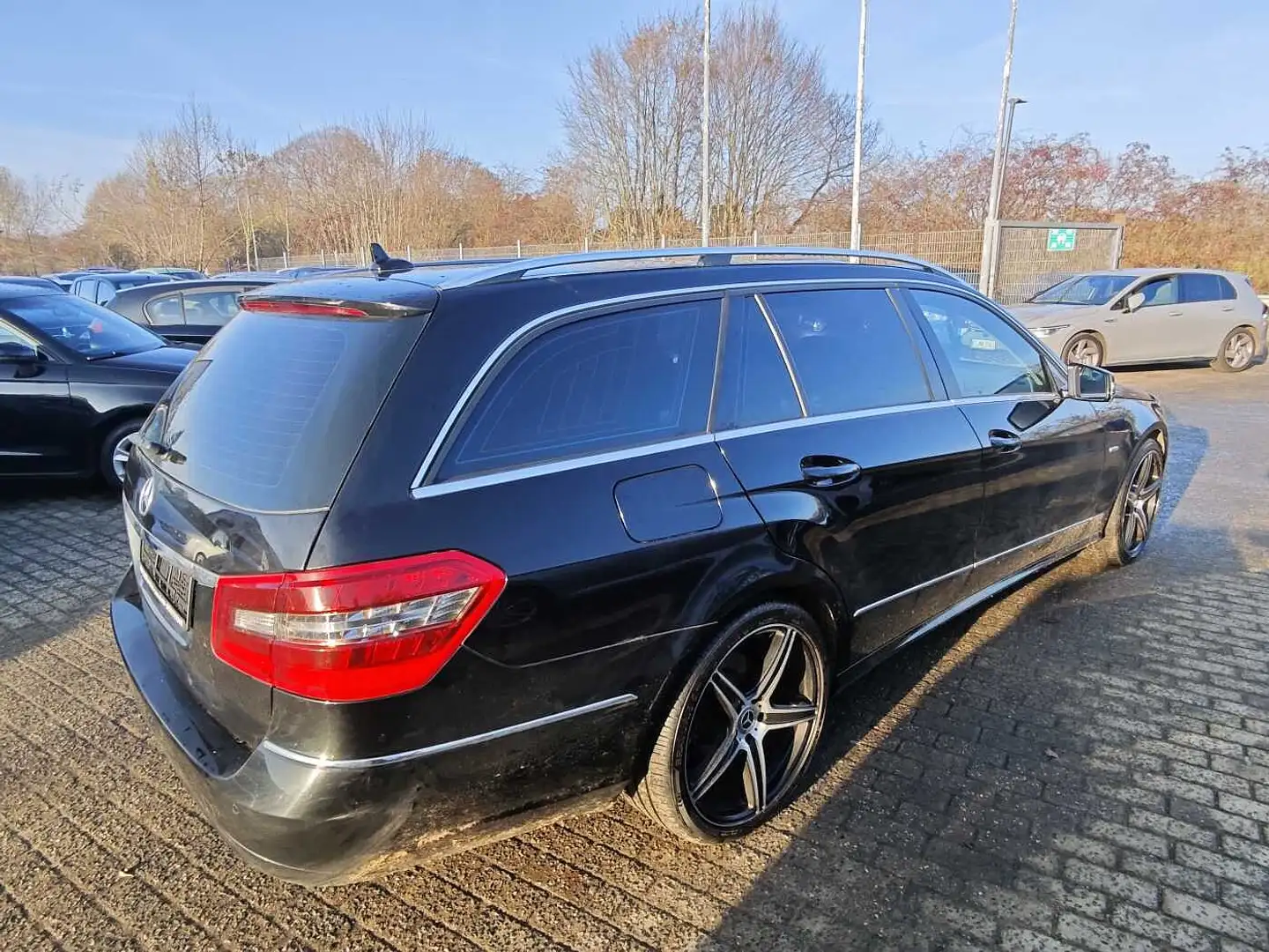 Mercedes-Benz E 220 T CDI DPF BlueEFFICIENCY Automatik Avantgarde Schwarz - 2