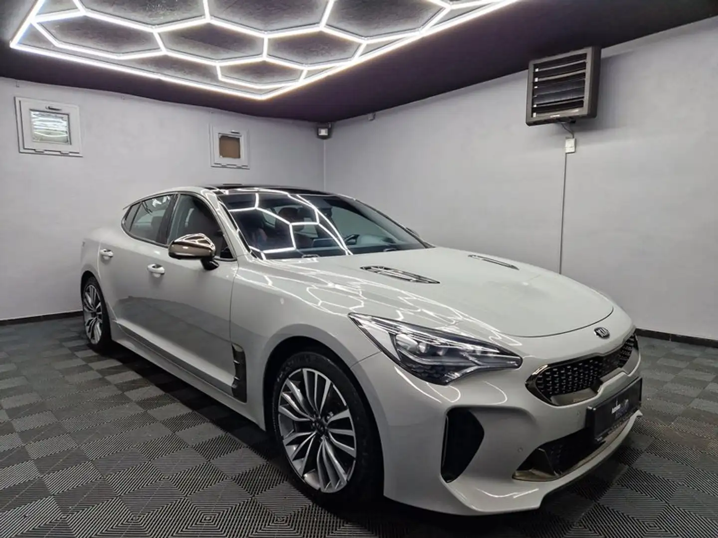 Kia Stinger GT-Line 4WD|LEDER|PANO|LED|NAVI|AUTOM Stříbrná - 2