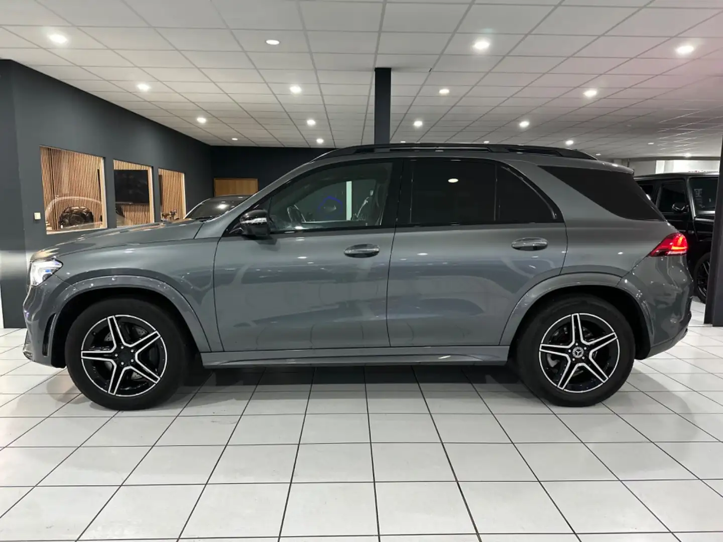 Mercedes-Benz GLE 300 d 4Matic*AMG*PANO*MEMORY*MBEAM*360*KEYLE Grau - 2