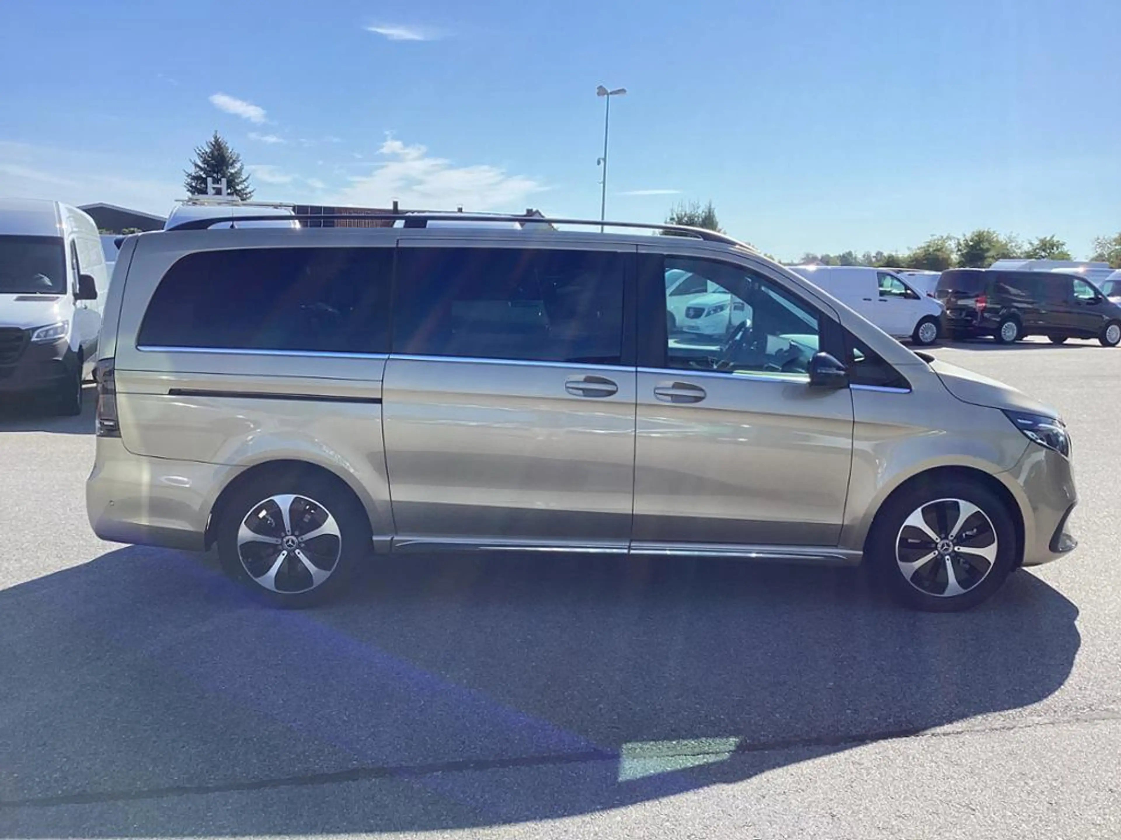 Mercedes-Benz EQV 300 AVANTGARDE lang AIRMATIC Memory Sitzklima — photo 4