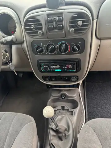 Chrysler PT Cruiser view 3