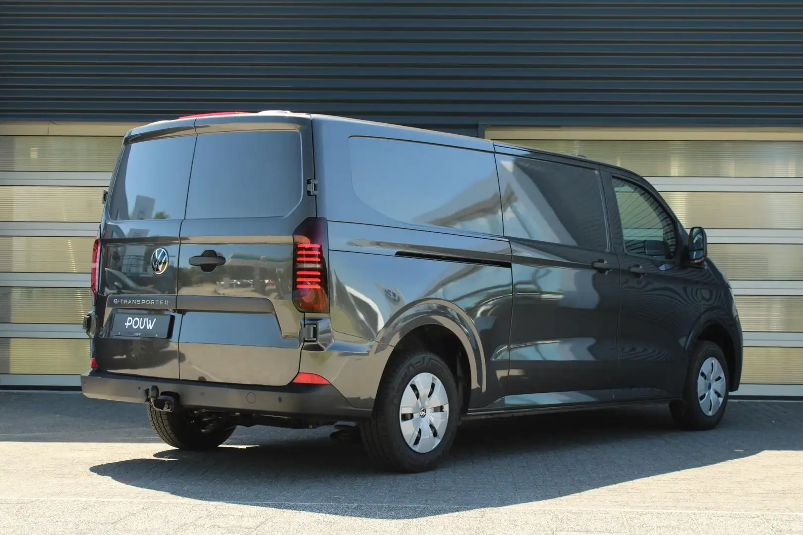 Volkswagen Transporter e-Transporter 34 L2H1 218pk Life 64 kWh | Trekhaak Grijs - 2