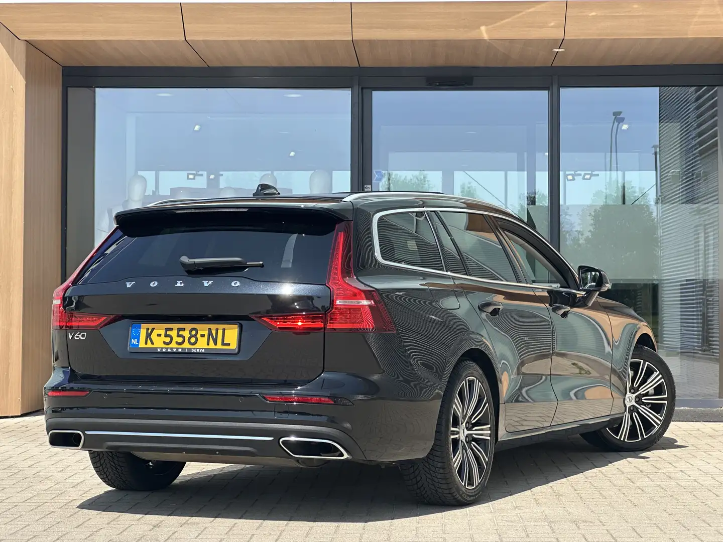 Volvo V60 T8 Aut. Recharge AWD Inscription | Panoramadak | S Zwart - 2