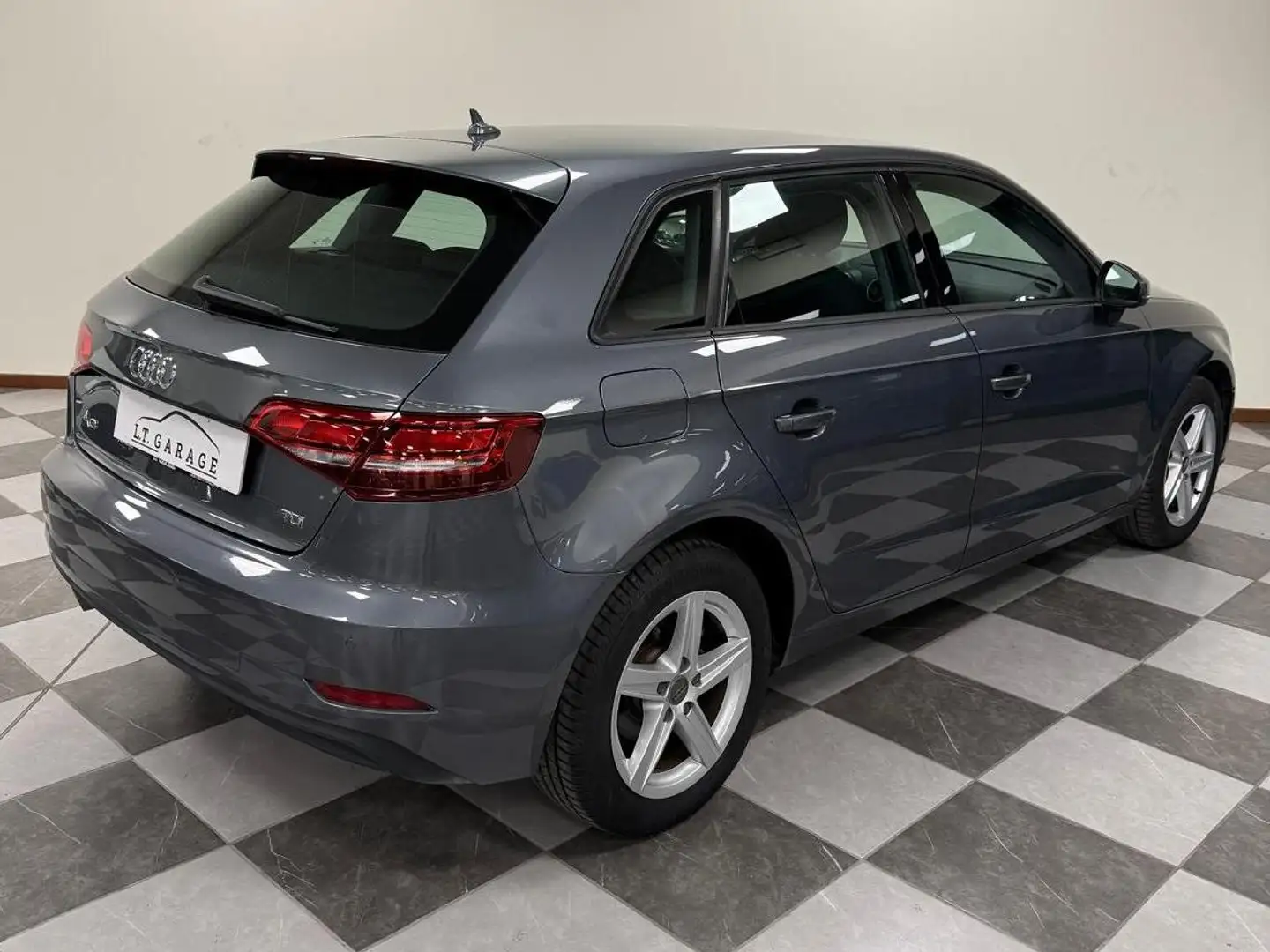 Audi A3 A3 Sportback 30 1.6 tdi 116cv s-tronic Grijs - 2