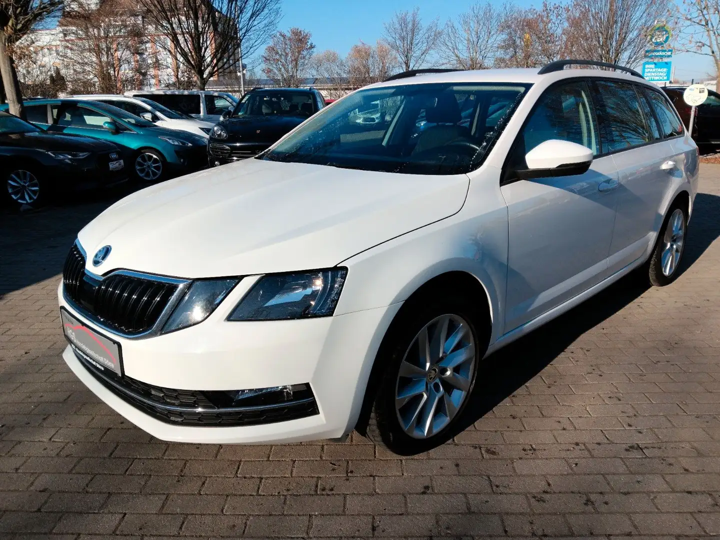 Skoda Octavia Combi Tour Apple CarPlay Klima Sitzheiz. Weiß - 1