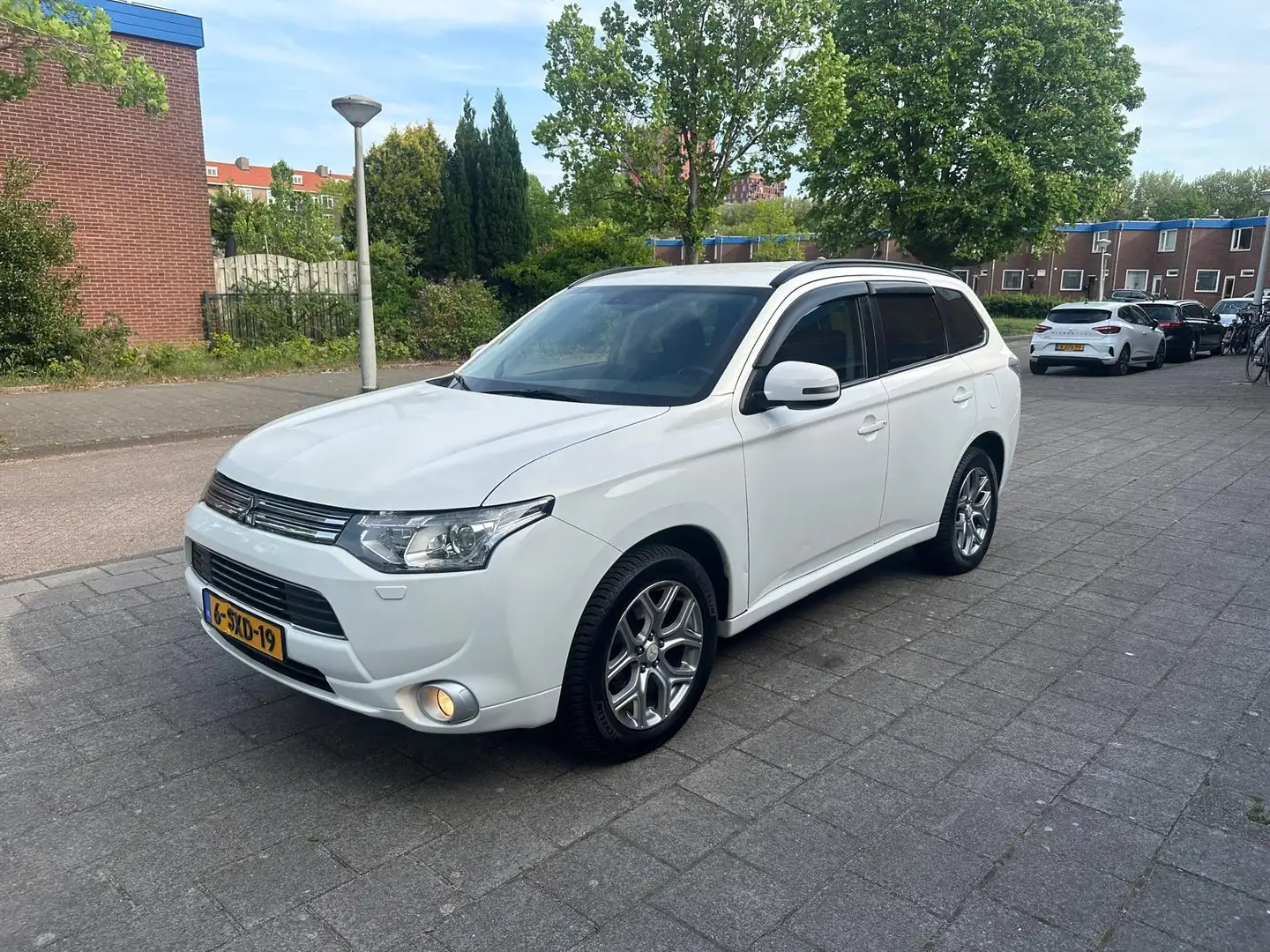 Mitsubishi Outlander 2.0 PHEV Intense + Hybrid Snow White Beyaz - 1